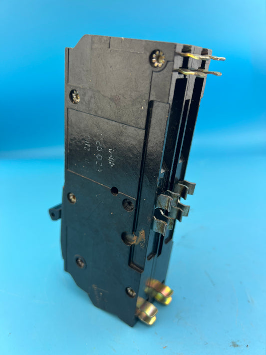 Q12100 Square D 100 Amp 2 Pole Circuit Breaker Type Q1 120/240VAC Plug On 100A