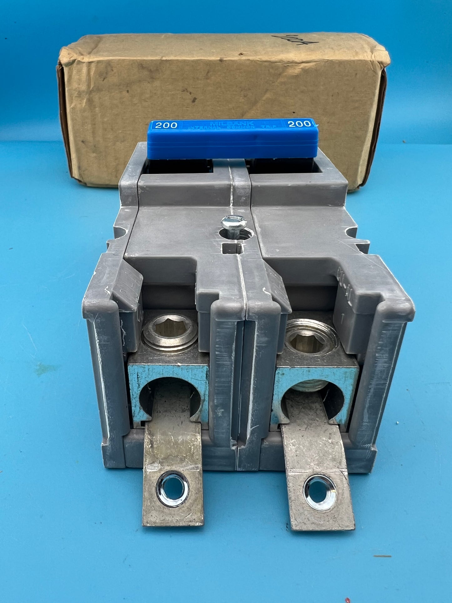 Milbank 200 Amp 2 Pole Type UQFPH Circuit Breaker 240VAC UQFPH200 Zinsco *NEW